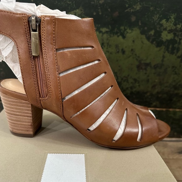 Clarks NWB Deloria Ivy Tan Leather Cuir Brun Heel Bootie Sandal size 7 - Picture 4 of 15